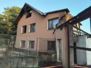 Patnáct lidí v Milíčově uteklo před plameny. V noci tam hořel dům a stodola