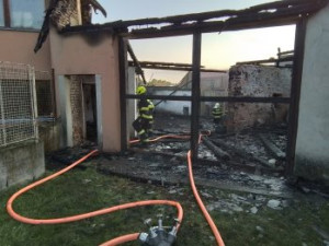 Patnáct lidí v Milíčově uteklo před plameny. V noci tam hořel dům a stodola