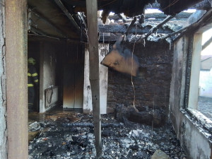 Patnáct lidí v Milíčově uteklo před plameny. V noci tam hořel dům a stodola