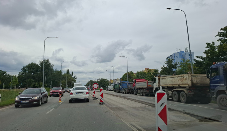 Práce u Diamantu pokračují, omezení na výjezdu z města se opět promění