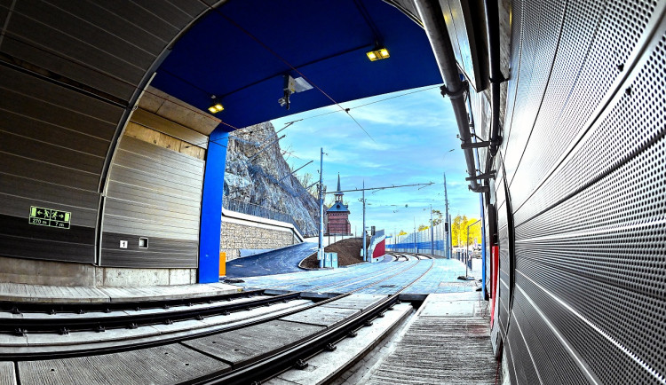 Co muž z Brna dělal o víkendu? Kradl jídlo a štrádoval si to tramvajovým tunelem