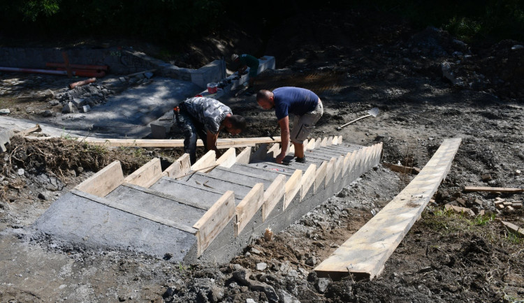 Rybník Nováček prochází opravou, dostává zpevněnou hráz i nové schody