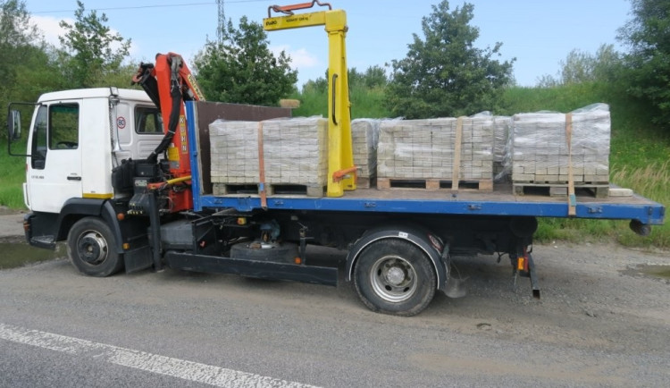 Tragédie na Českolipsku. Chodce zabily dlažební kostky uvolněné z projíždějícího náklaďáku