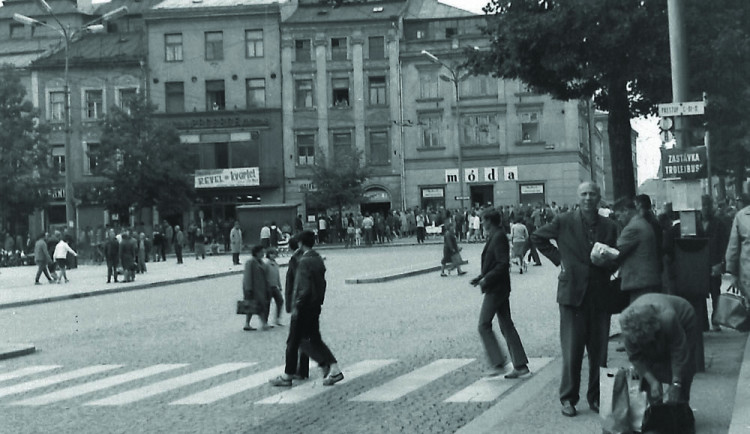Hloučků na náměstí Míru první den okupace přibývalo. Mnozí poslouchali tranzistorová rádia a kolem nich se shlukovali zvědavci, aby slyšeli novinky. Z amplionů zněla co chvíli hlášení městského národního výboru o blížících se kolonách okupačních armád. Fo