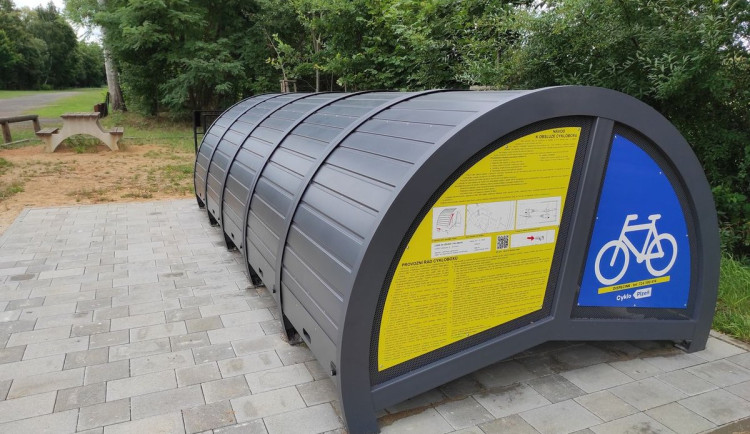 V ulicích města jsou nové modro-žluté cykloboxy. Lidé doufají v pořádné zabezpečení