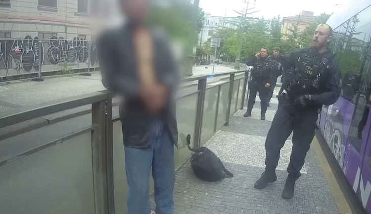 VIDEO: Muž se při hádce v tramvaji oháněl kobercákem, skončil v poutech