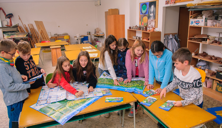 Děti z hradecka ručně malují mapu regionu. Pomůže hlavně cyklistům