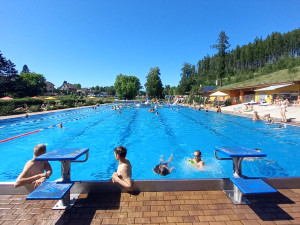 FOTO: Koupaliště v Lukách bylo v červenci čtrnáct dní zavřené, nyní opět ožilo