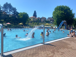 FOTO: Koupaliště v Lukách bylo v červenci čtrnáct dní zavřené, nyní opět ožilo