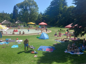 FOTO: Koupaliště v Lukách bylo v červenci čtrnáct dní zavřené, nyní opět ožilo
