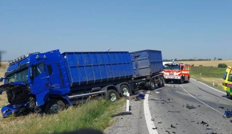 Silnici mezi Želetavou a Svojkovicemi zablokovala dopravní nehoda se zraněním