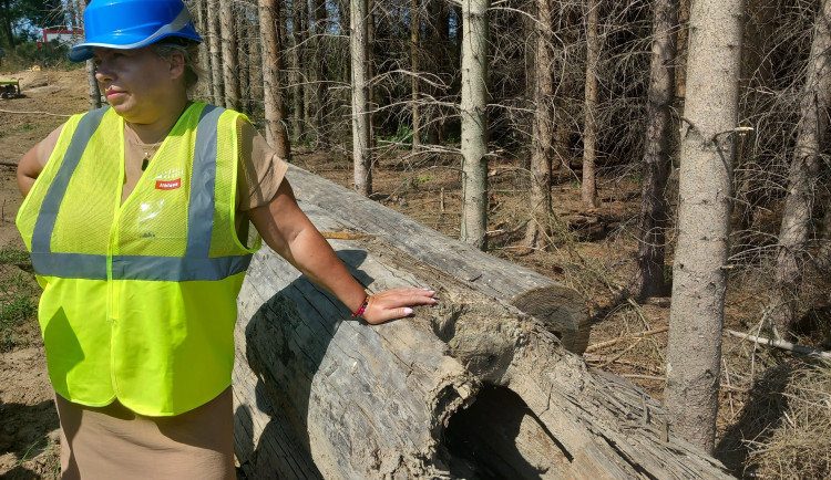 Ladislava Kružíková u potrubí, které bylo pod hrází Silničního rybníka.