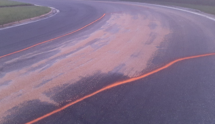 Řidiči musí dávat pozor na obilí vysypané na silnicích, několik jich havarovalo. Foto: Se svolením Policie ČR
