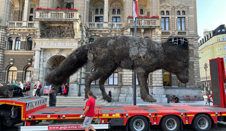 Vulpes Slávek se stěhuje. Před radnicí bude nová socha