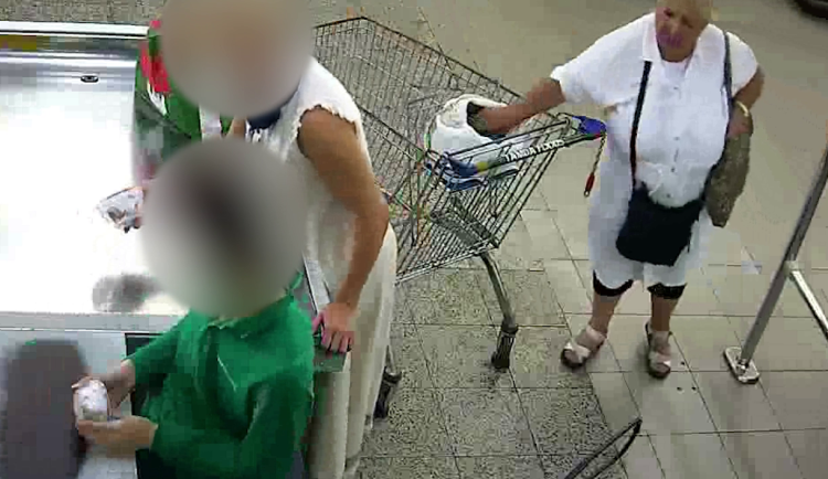 VIDEO: V Praze řádí kapsářka v bílém. Ukradenou peněženku si ukryla do podprsenky