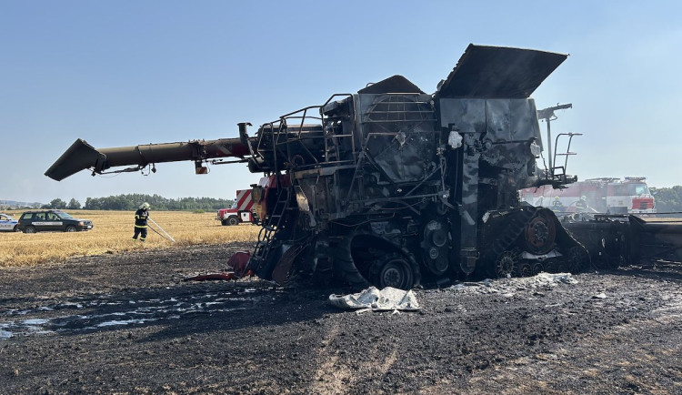 Požár v Doksech. Kombajn shořel na poli, škoda je za šest milionů