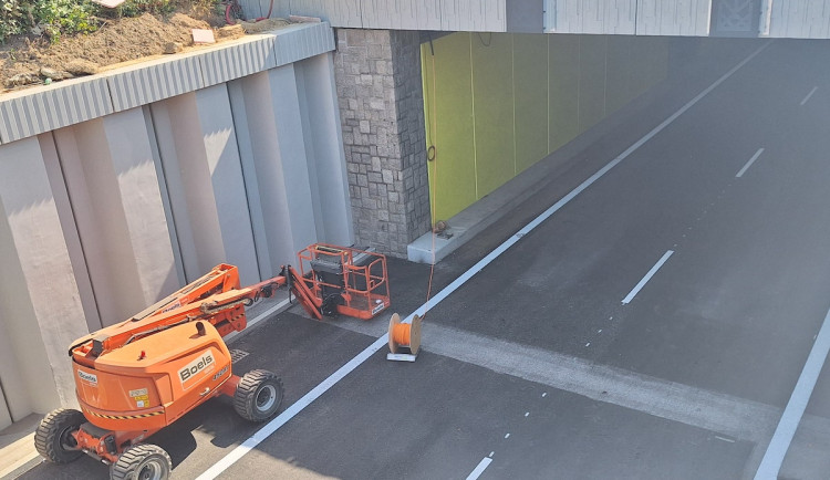 Řidiči pojedou od soboty po opravené části tunelu, práce se přesunou do druhého směru