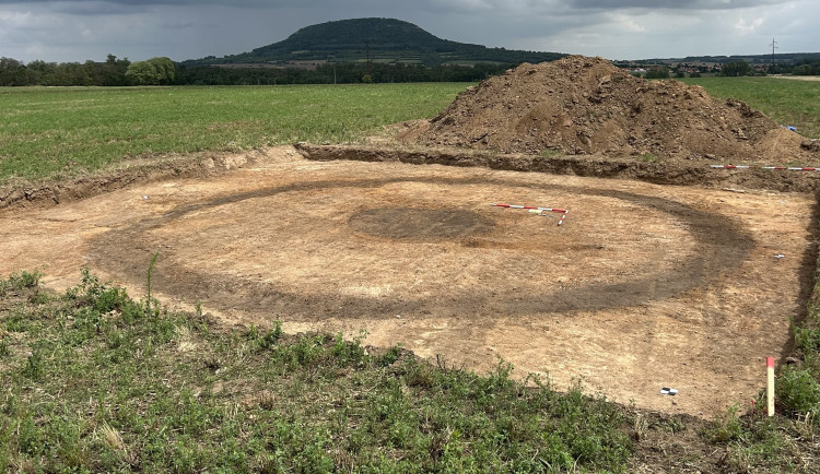 FOTO: Pravěká žena pod Řípem. Plzeňští archeologové odkryli hrob plný vzácností