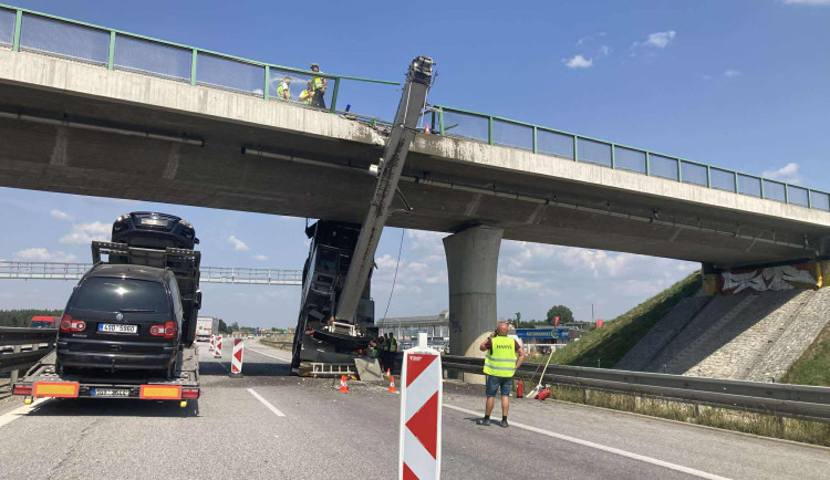 Řidič neodhadl výšku jeřábu a zasekl se pod mostem na dálnici D3