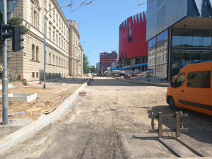 Tolstého ulici svírají uzavírky, řeší se termín otevření úseku před arénou