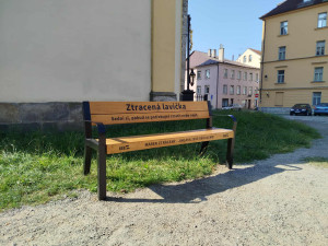 FOTO: Ztracená lavička může udělat z Jakubského náměstí v Jihlavě oázu klidu
