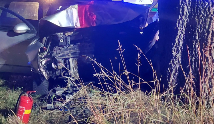 Mladý řidič narazil v noci u Býkovce do stromu, měl téměř jednu a půl promile. Foto: Se svolením Policie ČR