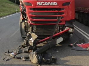 U dálnice se srazily dva kamiony, škoda je 750 tisíc korun