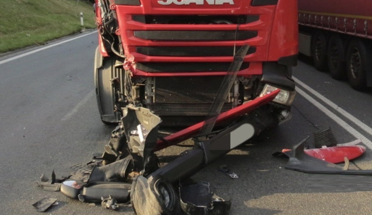 U dálnice se srazily dva kamiony, škoda je 750 tisíc korun. Foto: Se svolením Policie ČR
