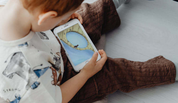 Děti mají mobily už od první třídy, staré přístroje se hromadí v domácnostech