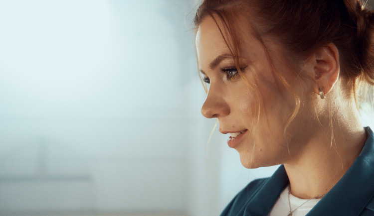 VIDEO: Zpívající sestřička z jihlavské nemocnice má novou píseň o sebelásce