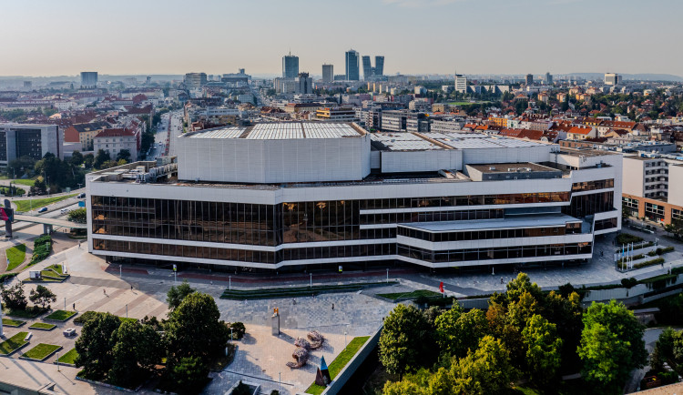 VIDEO: Netradiční čištění, kolem Kongresového centra Praha létá dron