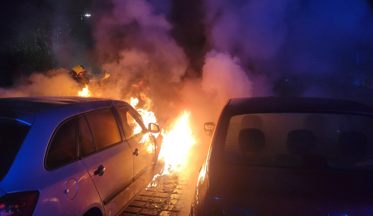 Žhář podpálil šest aut i byt v paneláku, své domovy musely opustit desítky lidí