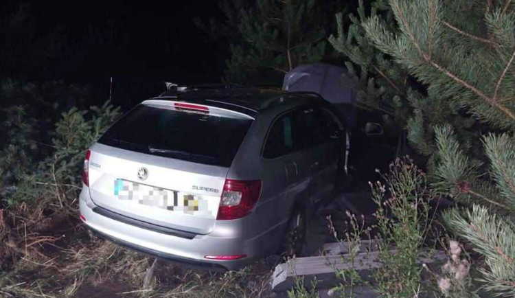 Noční tragédie na Jihlavsku. Řidič v autě zemřel po nárazu do zídky 