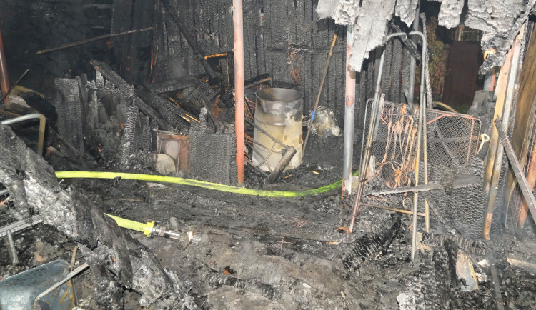 Hasič se popálil při zásahu u požáru přístavby rodinného domu