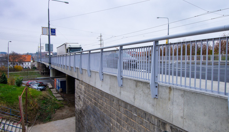 Muž se v centru města zabil skokem z mostu, svědci se ho marně pokoušeli oživit