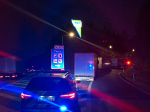 Řidiči kamionů na D1 parkovali, kde neměli. Od policie vyfasovali pokutu