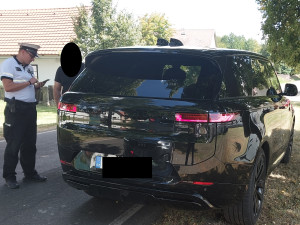 Řidič Roveru projížděl po D1 s modrým majákem. Na policisty byl velmi arogantní