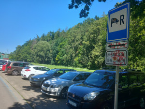 Parkování v Jihlavě XV: U letního kina se platilo, nyní je tam až 24 hodin zdarma
