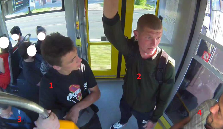 Žena přišla v tramvaji o drahý mobil, policie by chtěla mluvit se čtveřicí mužů