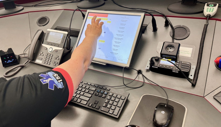 K muži s vážným poraněním hrudníku museli dojít záchranáři i s vybavením pěšky