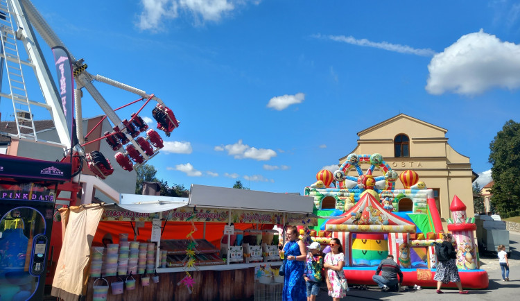 Centrum Luk ožilou pouťovými atrakcemi, dnešní koncert Lučanky je však zrušený