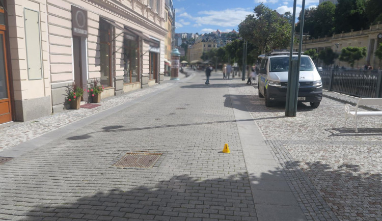 Cyklista v Karlových Varech srazil chodkyni. Údajně do něj vrazil neznámý chodec