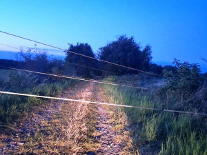 Mladík na kole boural. V poli se zapletl do drátu, co byl pověšený metr nad zemí