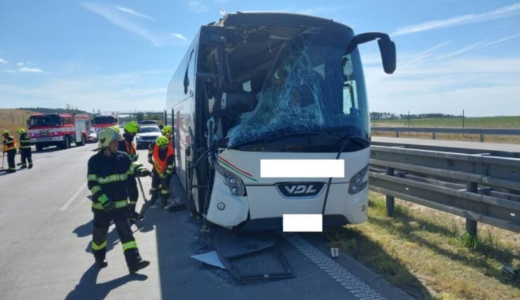 Na dálnici se srazil nákladní vůz s autobusem, dva lidé utrpěli zranění