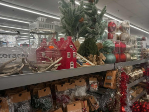 Vánoční sezona zahájena. První obchod v Jihlavě začal nabízet vánoční sortiment