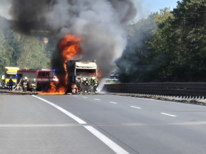 Řidičce na D1 hořel kamion. Z šoku ji dostávali policisté, co se vraceli ze školení