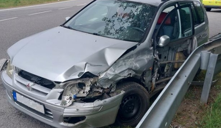 Řidička nabourala, když se vyhýbala nepozornému řidiči. Toho nyní hledá policie. Foto: Se svolením Policie ČR
