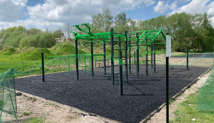 Workoutové hřiště v Dobroníně. Foto: Se svolením Colmex