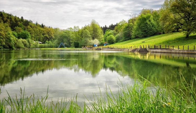 Na Hodonínsku zkolabovala žena po koupání v rybníku, pomáhali ji oživovat i svědci