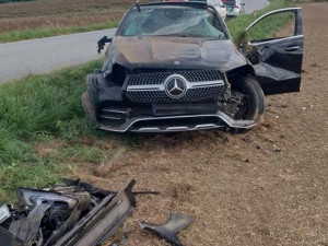Řidič mercedesu jel moc rychle, po havárii skončil v poli